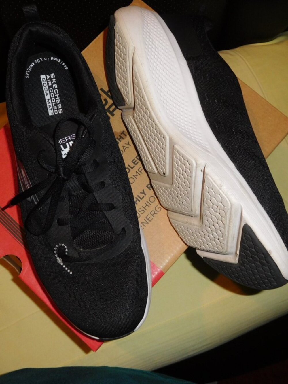 9.5M SKECHERS GO run elevate black sneakers in box